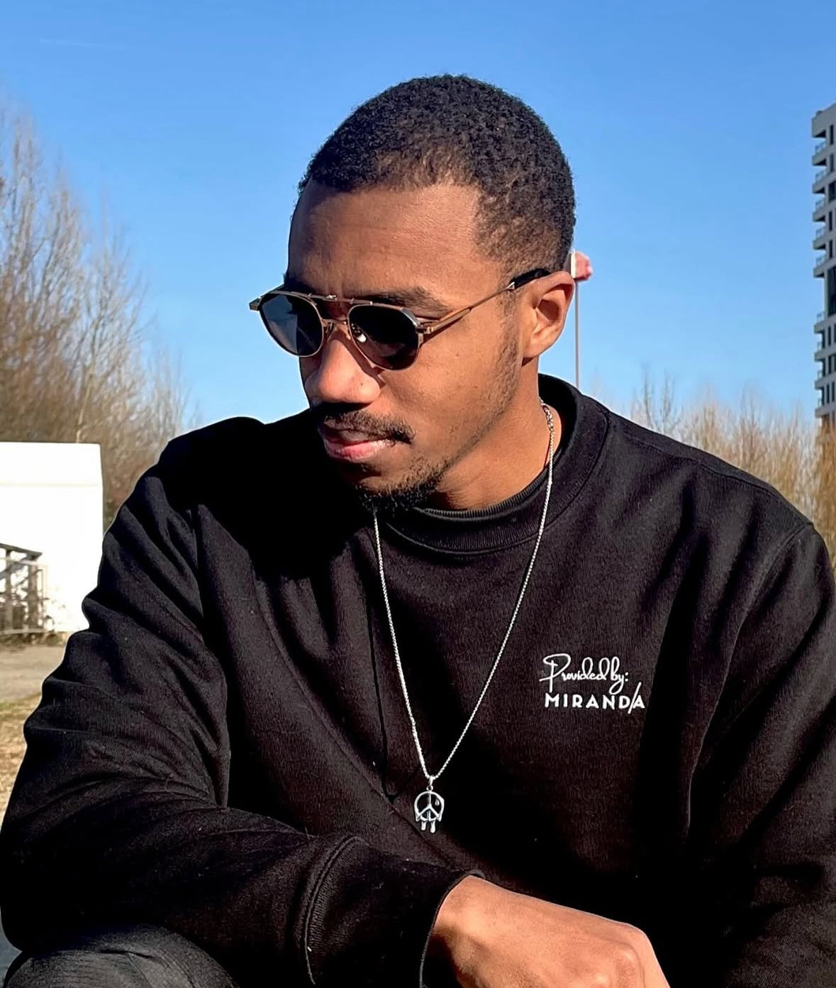 Sweat-shirt / Fourni par