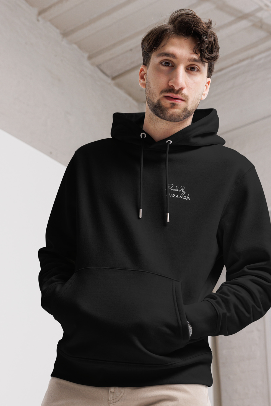 Sweatshirt com capuz bordado / Fornecido por